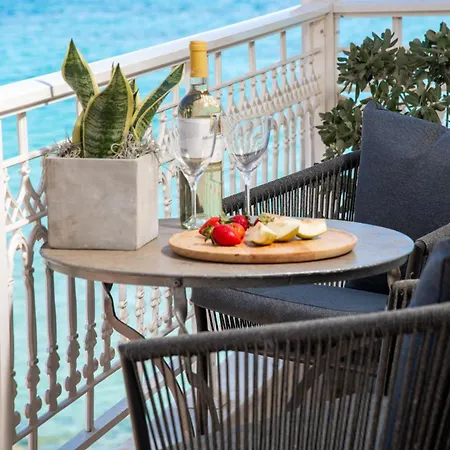 Mare Nostrum Seafront Apartment, By Zantewize Apartman *